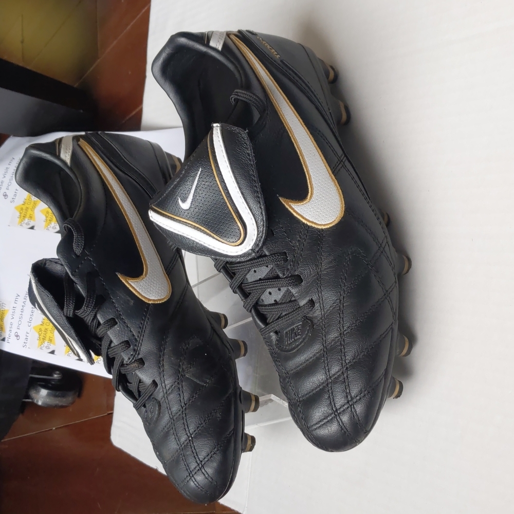 Nike Soccer Tiempo cleats 7 teen Young negotiable